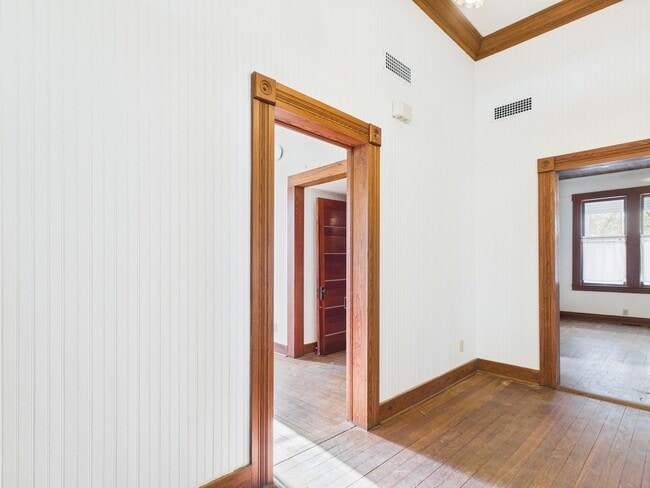 Building Photo - Charming & Authentic 1933 Cottage