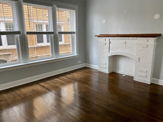 Building Photo - 1100 W Glenlake Ave
