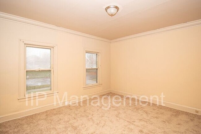 Building Photo - 2 BED/1 BATH UNIT SITTING ON LARGE LOT