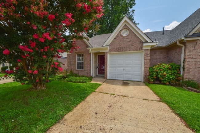 UPDATED and cute 2 bed 2 bath home. - UPDATED and cute 2 bed 2 bath home.