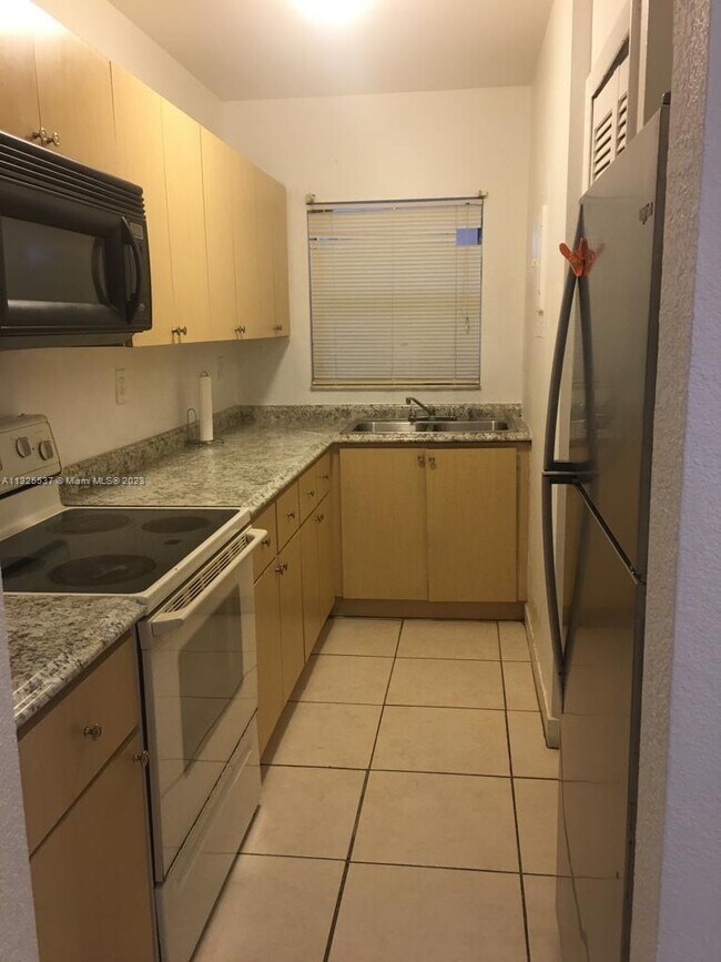 Foto del edificio - 650 NE 149th St