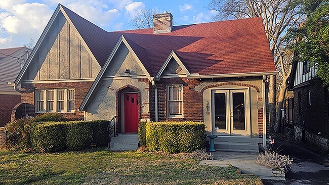 Building Photo - 2610 Woodlawn Dr