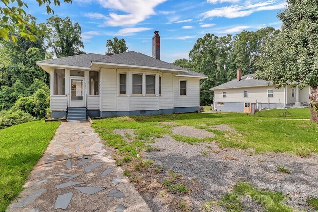 Foto del edificio - 8209 Moores Chapel Rd