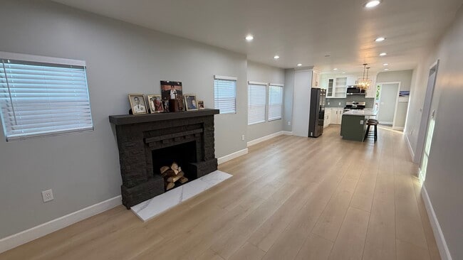 Building Photo - EPIC REA: Charming 2 Bed/ 1 Bath Home in Oakland’s Foothill Neighboorhood