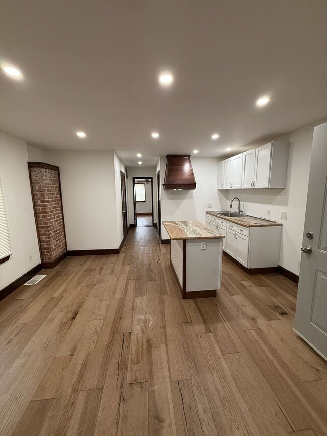 Building Photo - 85 Abbott Rd