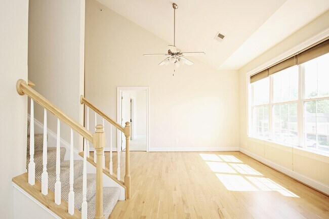 Foto del edificio - Sunlit Condo With Easy Access to Rt 29
