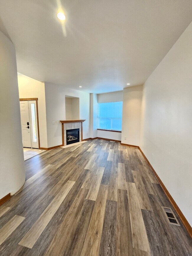 Foto del edificio - Lakefront Condo in Gated Community