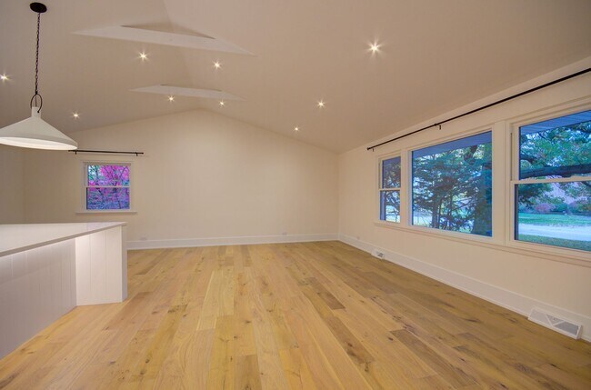 Building Photo - 3 bd 2 ba updated home near downtown Naper...