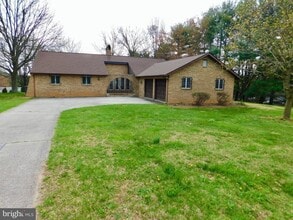 Building Photo - 715 Shawnee Brooke Dr