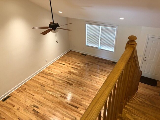 Foto del edificio - Pristine Duplex with Hardwood Floors and M...