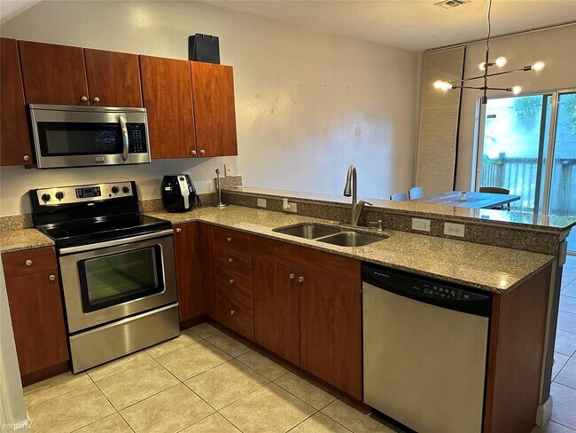 Building Photo - 3 br, 2.5 bath Townhome - 725 NE 43rd St