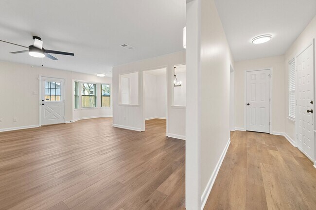 Foto del edificio - 3 BD 2 BA