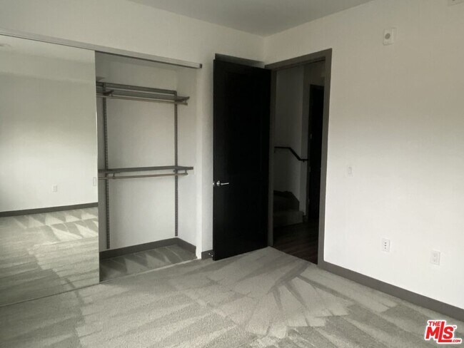 Building Photo - 552 N Hobart Blvd