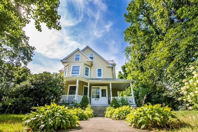 Beautiful Victorian - 112 Franklin Ave