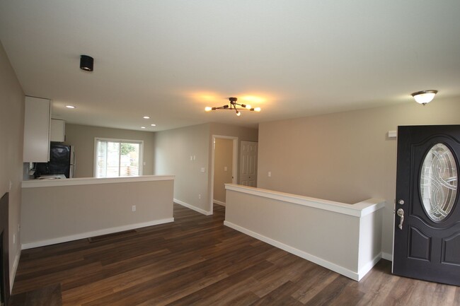 Building Photo - Move in ready 3 bedroom 2.5 bath home in N...