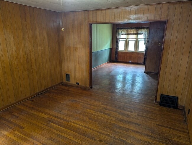 Building Photo - Cozy 2 Bedroom 1/2 Double