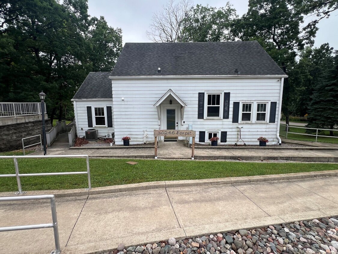 Primary Photo - 3 bedrooms, 3 Full Bathrooms on the channe...