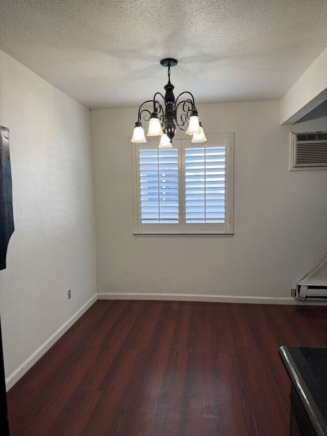 Foto del edificio - 2-Bedroom Townhouse Near Shopping, Dining & Freeway Access
