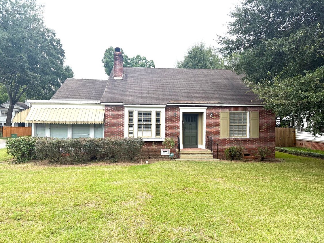Foto principal - ** 3 bed 2 bath located in Cloverdale ** C...