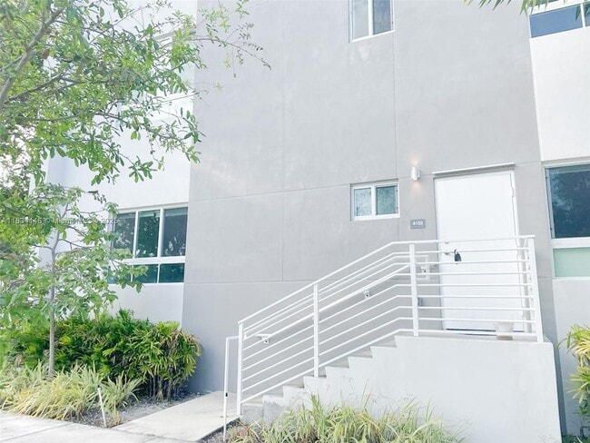 Building Photo - 2535 NE 193rd St