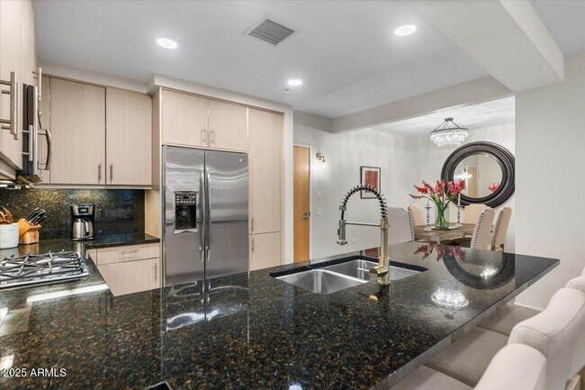 Building Photo - 7117 E Rancho Vista Dr
