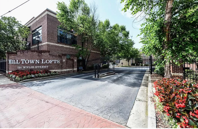 Gated Entrance - 791 Wylie St SE