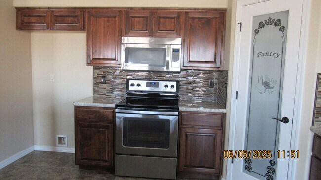 Foto del edificio - 3 bedroom 2 bathroom 2 car garage + 60FT R...