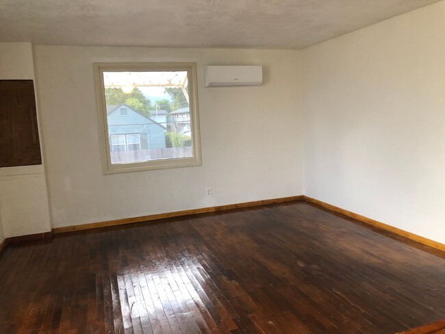 Building Photo - 1-Bedroom, 1-Bath Apartment with Retro Cha...