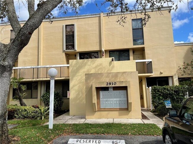 Building Photo - 2910 SW 87th Terrace