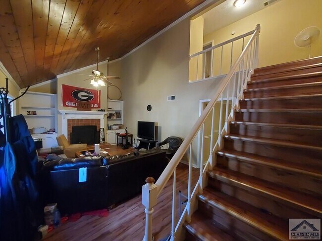 Building Photo - 214 Eaglewood Ct