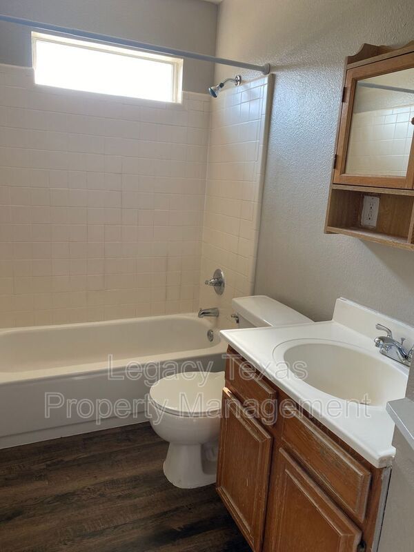 Building Photo - 701 Miracle Ln