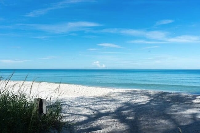 Foto del edificio - ** 2 BEDROOM PLUS A DEN - 2 BATH SEASONAL ...