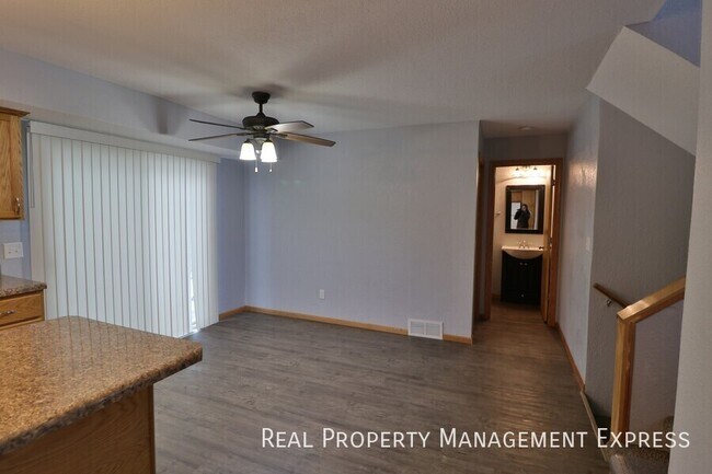 Foto del edificio - Spacious 3 Bedroom Duplex on the East Side...