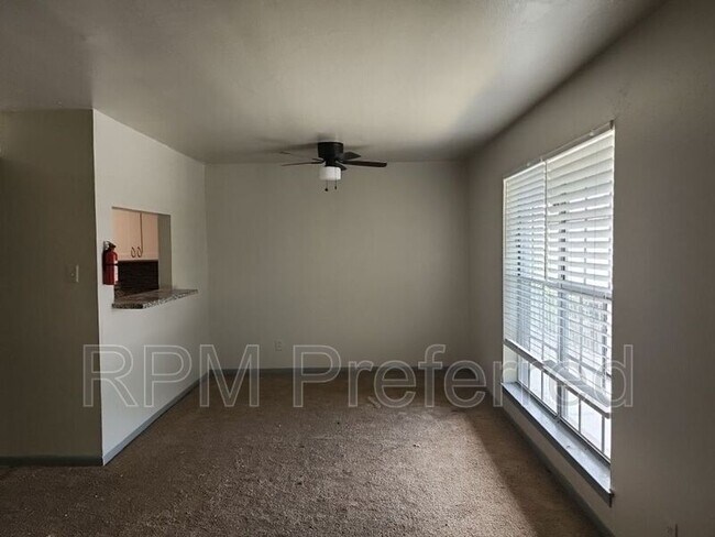Foto del edificio - 3040 Golfcrest Blvd