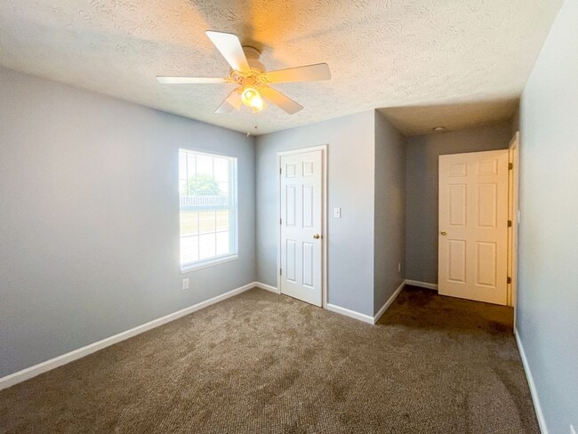 Building Photo - 4740 Kelvington Dr