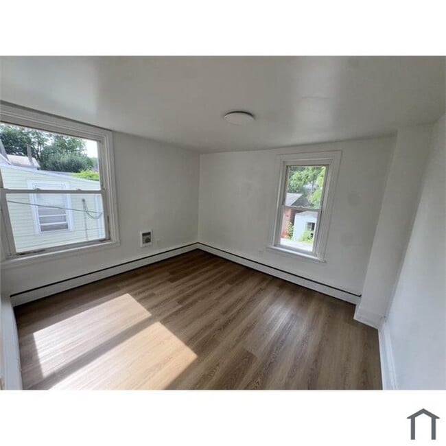 Building Photo - 409 E Chestnut St