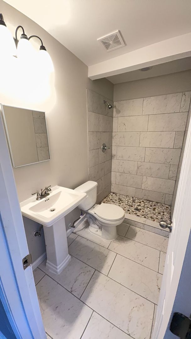 Foto del edificio - Spacious well kept 4 bedroom 2 bath home - Open To Section 8