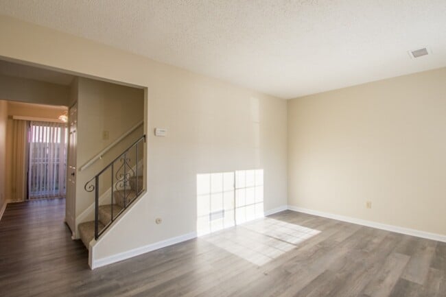 Building Photo - 221 Peppertree Ln