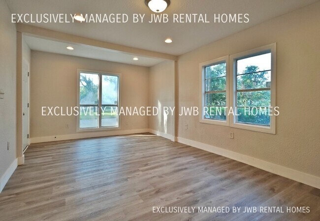 Building Photo - 5767 Mc Leod Ave