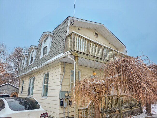 Building Photo - ***UTILITIES INCLUDED***Freshly Renovated Upper-Level Unit (2 Bed, 1.5 Bath)