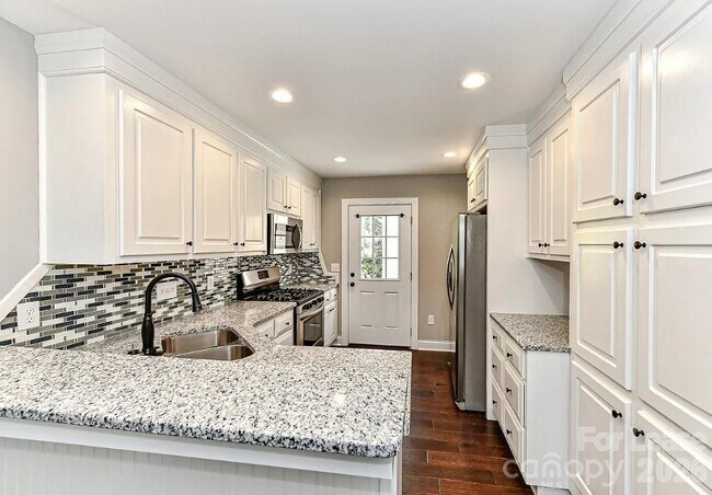 Foto del edificio - 704 N Main St