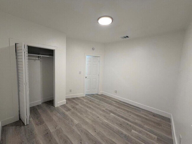 Building Photo - 1131 S N St