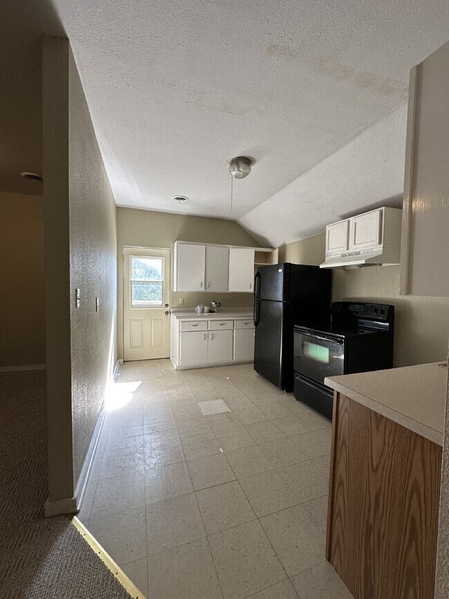 Building Photo - Great 1 bed 1 bath, not far from UWEC