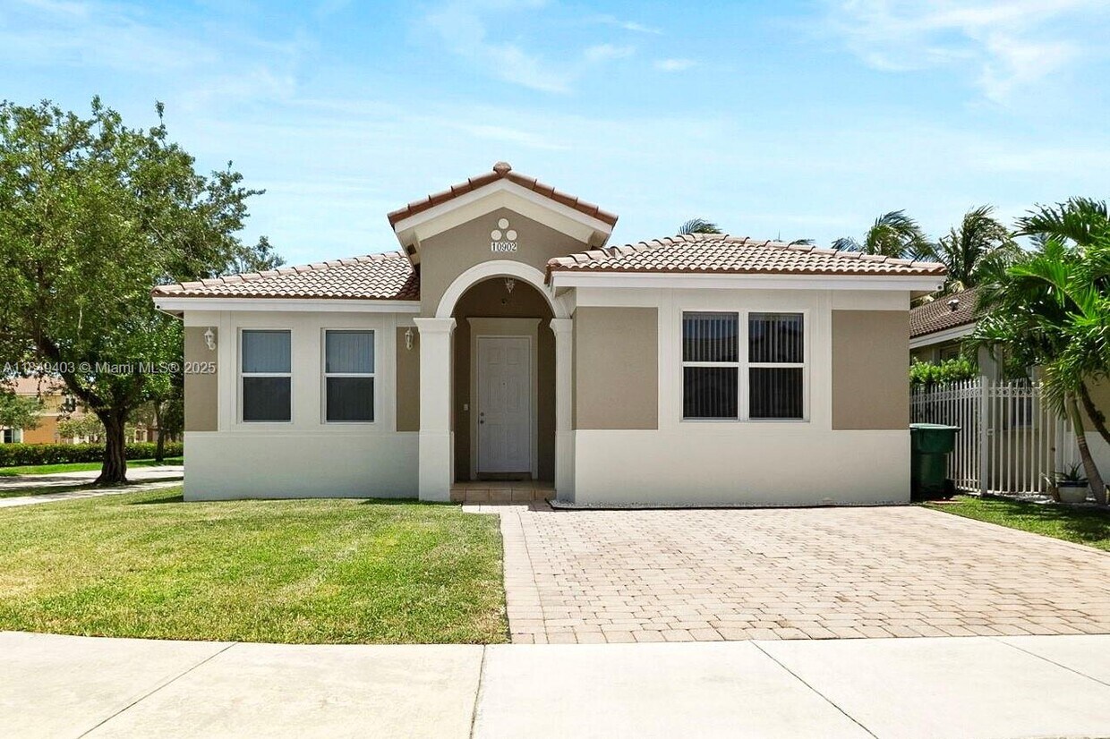 Foto principal - 10902 SW 242nd St