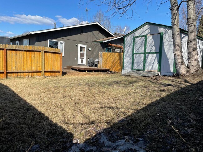 Foto del edificio - Discover Tranquil Living: Stylishly Updated Ranch-Style Duplex in South Anchorage