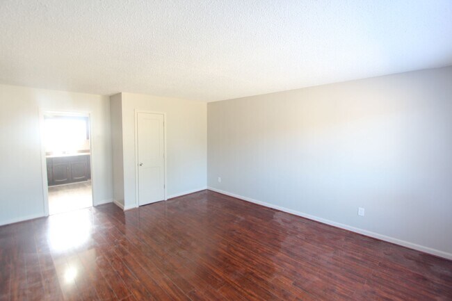 Foto del edificio - 3 Bedroom 2 Full Bath + Large Den - Pictur...