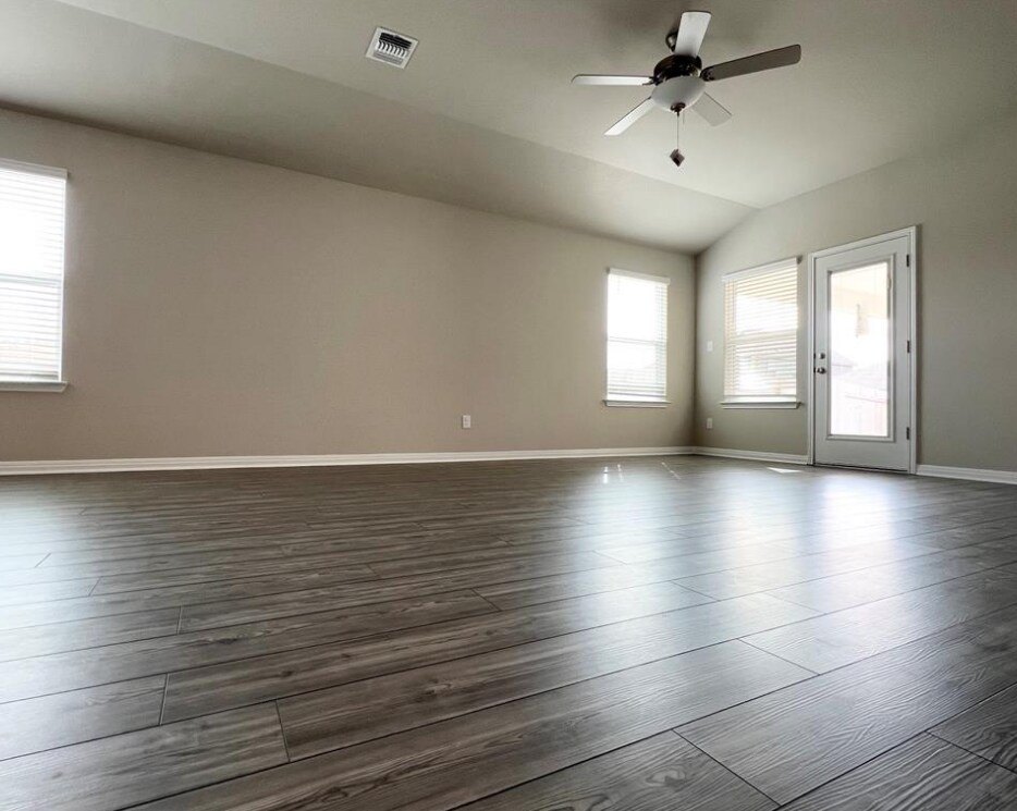 Foto del edificio - 500 Giorgio Moroder Dr