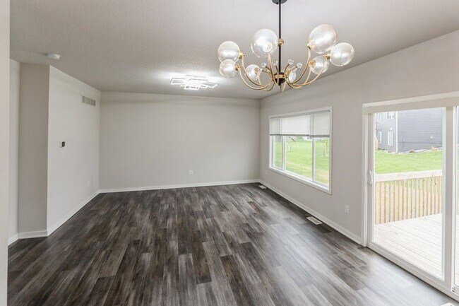 Foto del edificio - PERFECT LOCATION!!  3 Bedroom, 2.5 Bathroom Home in Urbandale!