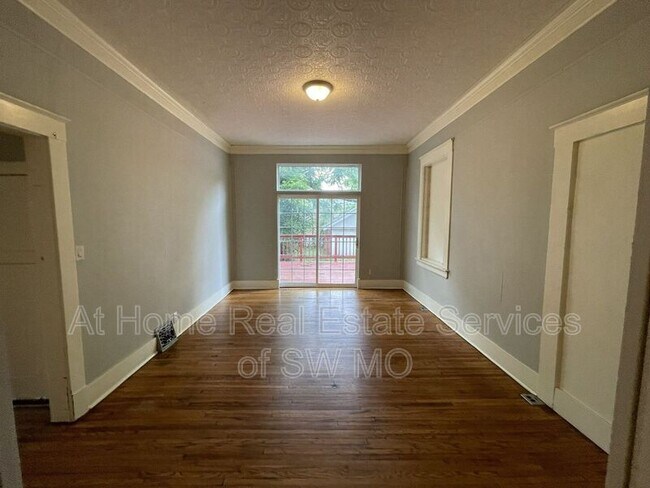 Foto del edificio - 1301 E Elm St