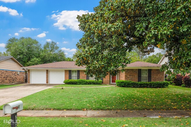 Building Photo - 4 BEDROOM 2 BATH MOVE-IN READY